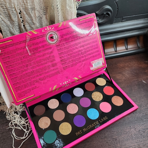 PAT MCGRATH EYESHADOW PALLETTE,,,see pics outer box has blemish as pictured - Picture 4 of 6